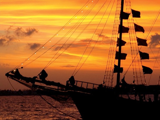  Pôr do sol do barco 